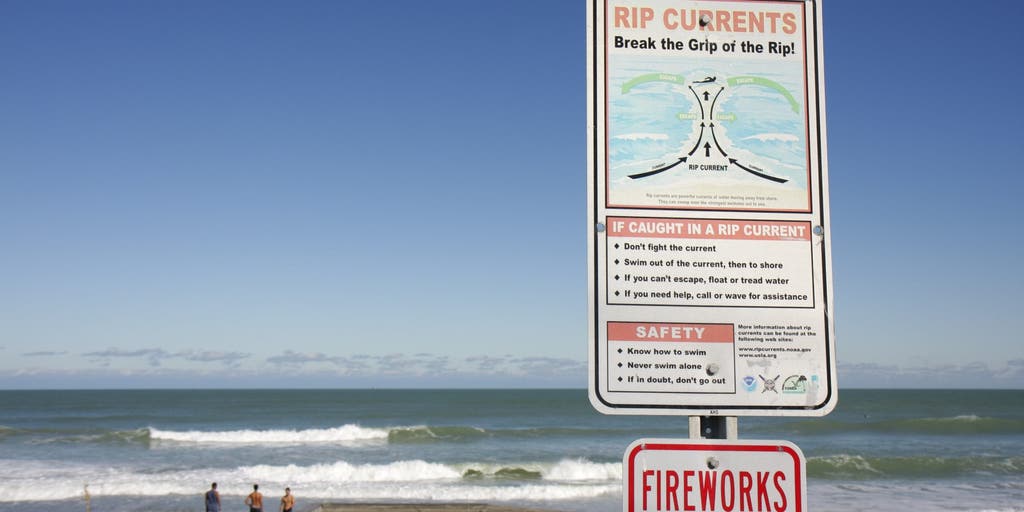 Father dies saving his two children from rip currents at Florida beach