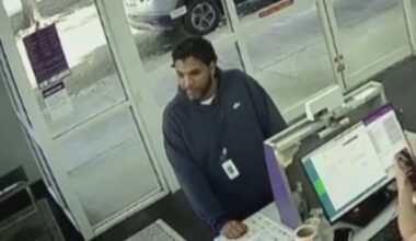 Florida police hunt man in $2 million Apple iPhone heist