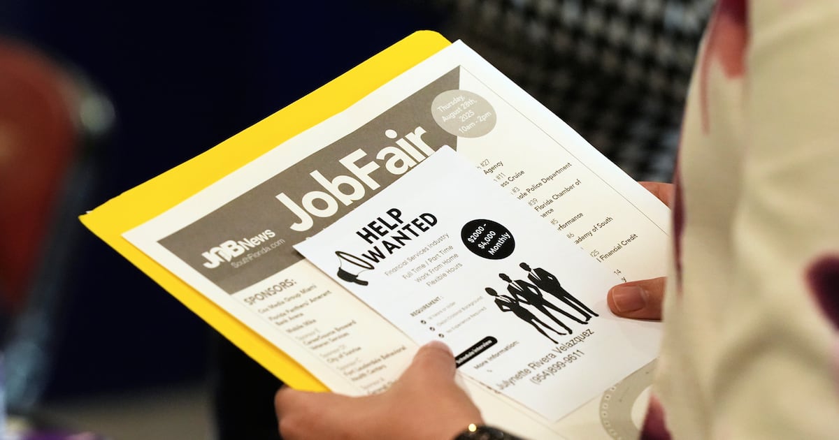 Free professional headshots, career coaching offered in Orlando for job seekers