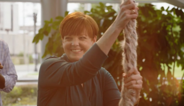 A chance meeting at family dinner changes the life of breast cancer survivor – 104.5 WOKV