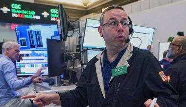 World shares mostly gain as Tokyo hits fresh records