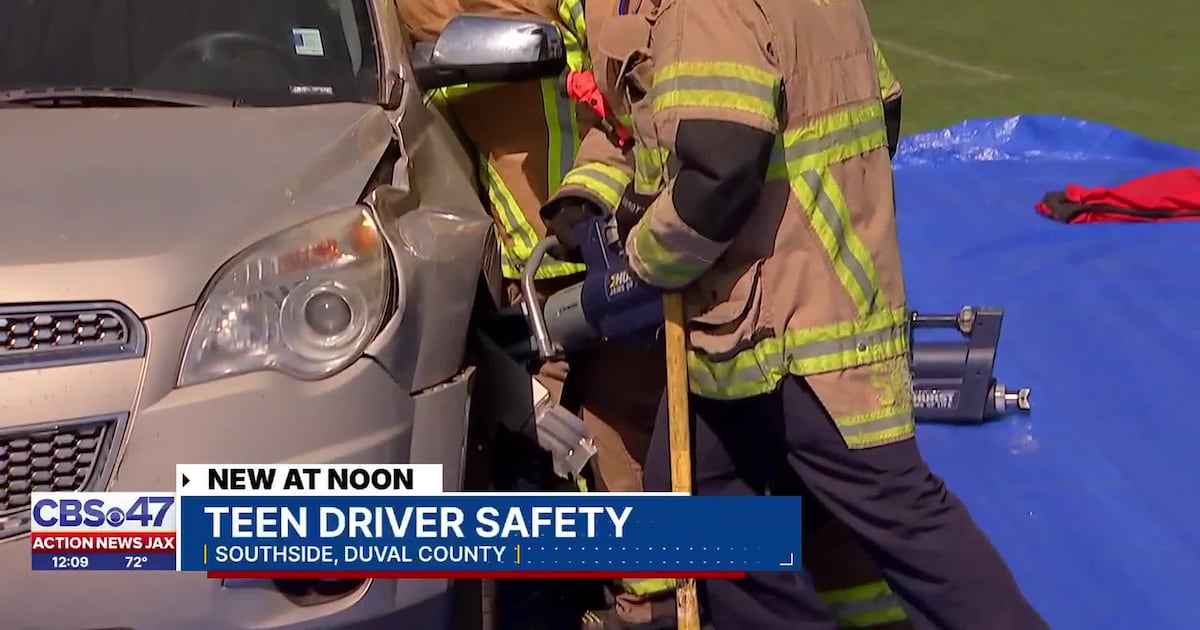 Jacksonville High School students shown simulated car crash to warn against distracted driving