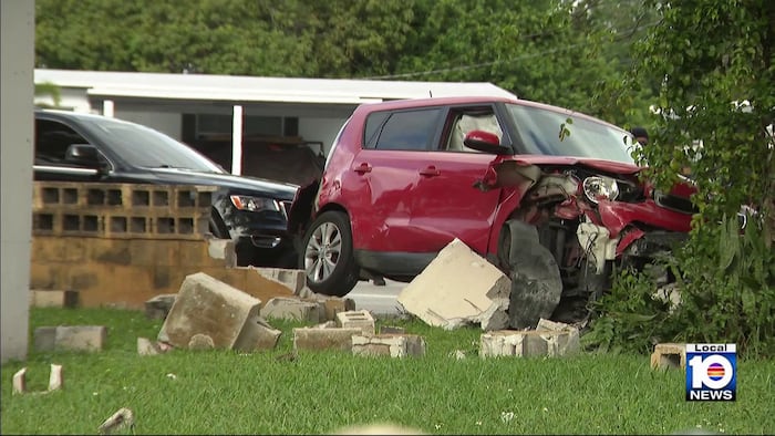 Bank robbery suspect crashes after police chase through Broward County