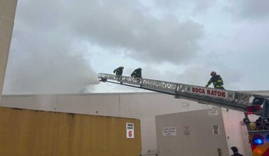 Fire breaks out near Bloomingdale's in Florida mall