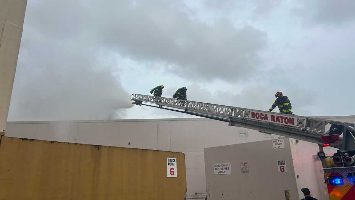 Fire breaks out near Bloomingdale's in Florida mall