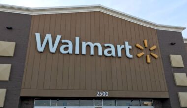 5 People Hurt In Dog Fight At Pinellas County Walmart: Reports
