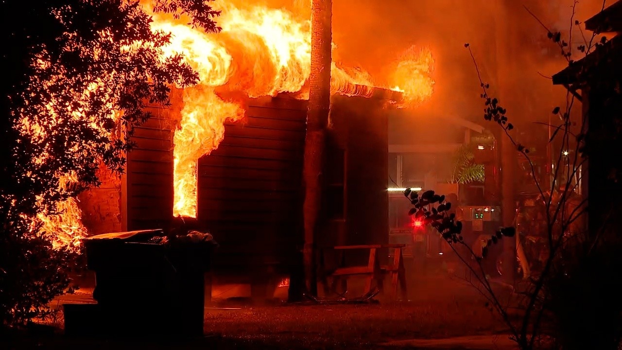 Massive blaze engulfs Tampa home