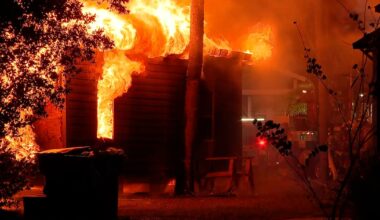 Massive fire engulfs Tampa home, firefighters successfully extinguish blaze