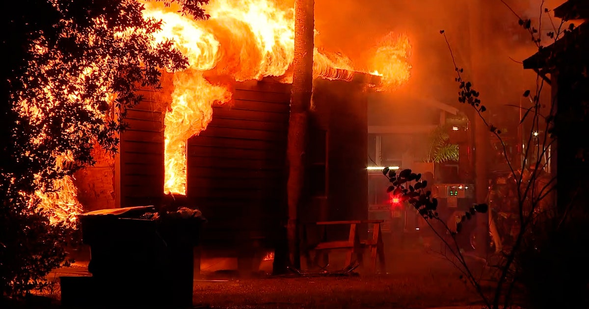 Massive fire engulfs Tampa home, firefighters successfully extinguish blaze
