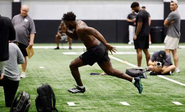 Former UCF edge rusher Nyjalik Kelly participates in the Knights' Pro Day on March 25 at Nicholson Fieldhouse. (Ricardo Ramirez Buxeda/ Orlando Sentinel)