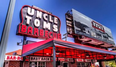 Original Uncle Tom's Barbecue sign on building