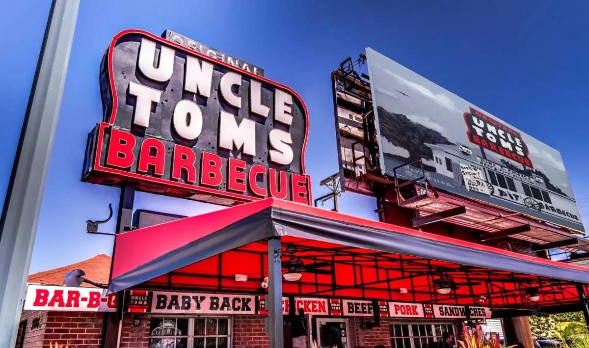 Original Uncle Tom's Barbecue sign on building