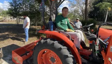 Lee County official wants city demo contract despite track record of illegal dumping | WGCU News