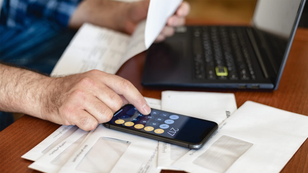 Utility bills being calculated (iStock image)