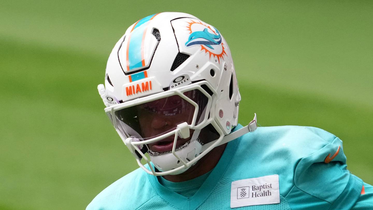 Miami Dolphins linebacker Quinton Bell