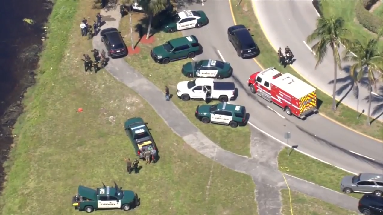 2 officers, off-duty firefighter rescue elderly woman after crashing into canal in Pompano Beach - WSVN 7News | Miami News, Weather, Sports
