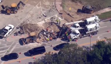 Crews dig hole on South Beach intersection to repair water main break; 1 building under boil water notice - WSVN 7News | Miami News, Weather, Sports