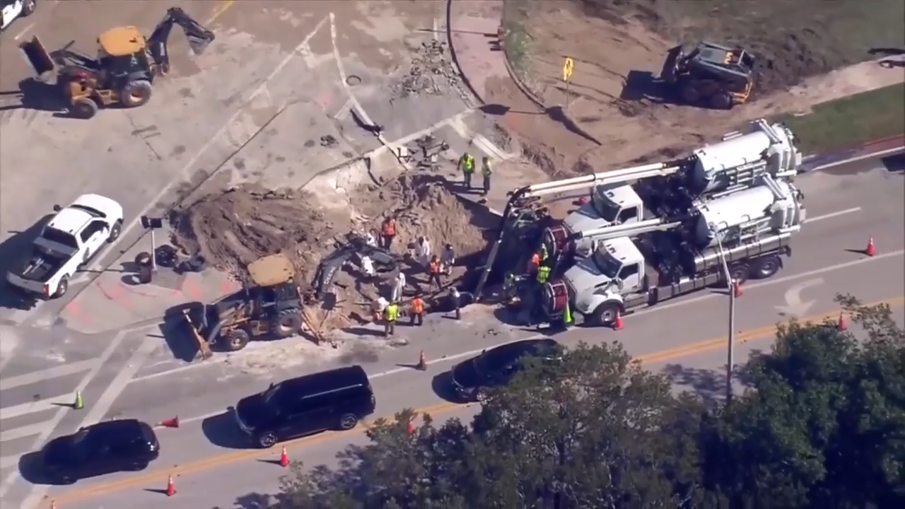 Crews dig hole on South Beach intersection to repair water main break; 1 building under boil water notice - WSVN 7News | Miami News, Weather, Sports