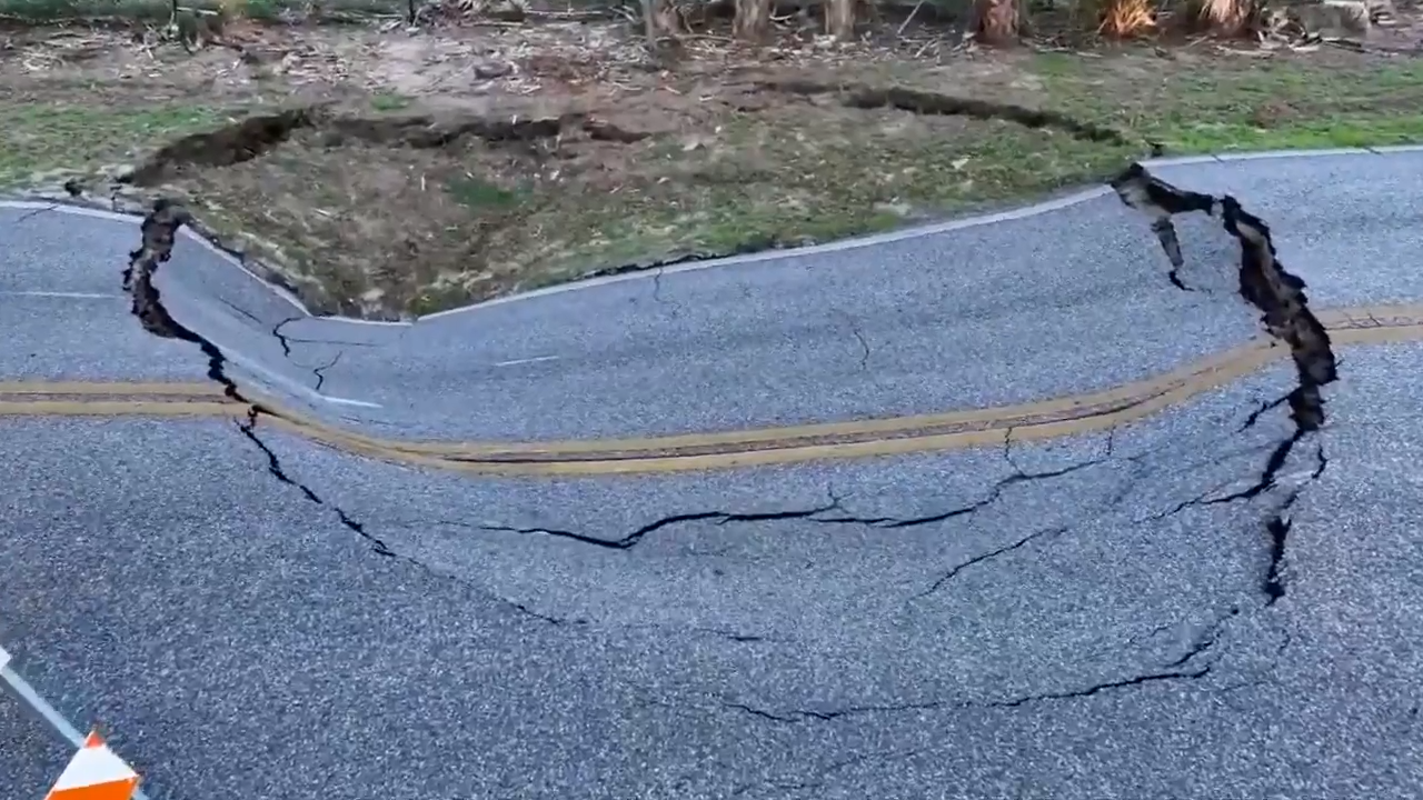 Massive sinkhole near Orlando causes major concern for residents - WSVN 7News | Miami News, Weather, Sports