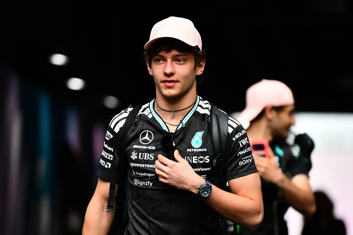 Lionel Messi congratulates Kimi Antonelli after Miami GP win