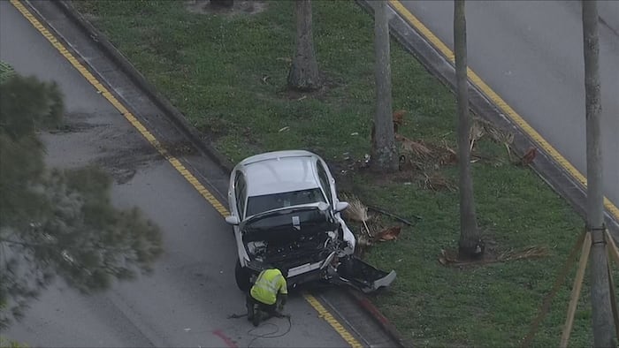 1 injured after car crash in Davie