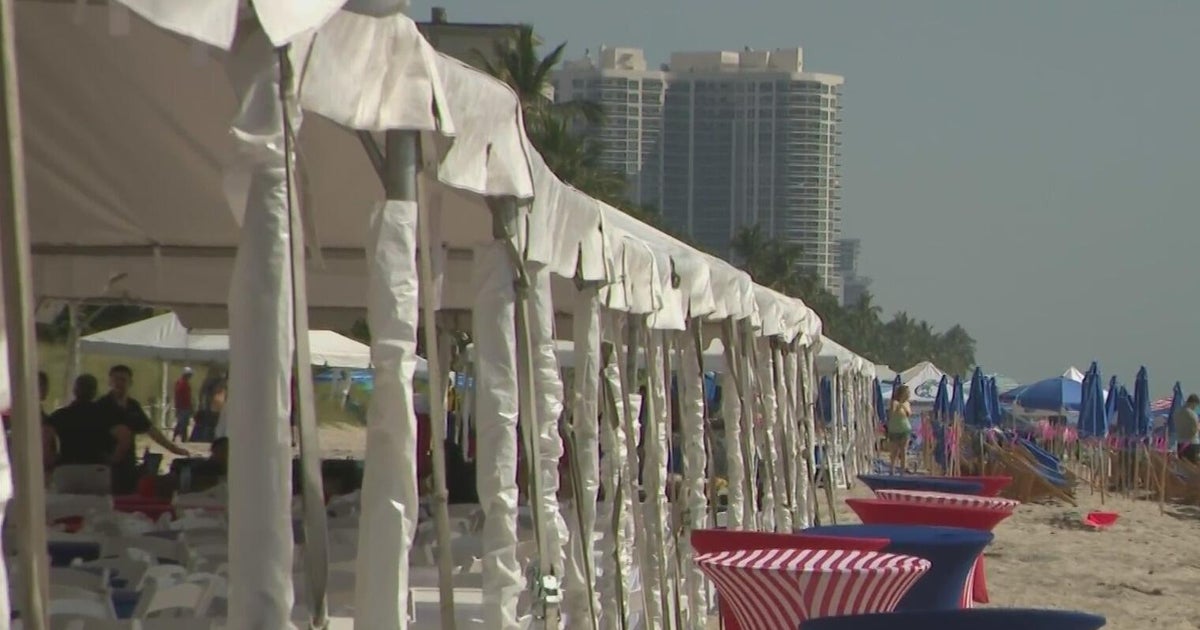 Fort Lauderdale Air Show attendees are using the beach to beat extreme heat while enjoying the show