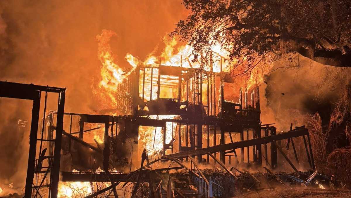 Florida firefighters attack fire without nearby hydrant
