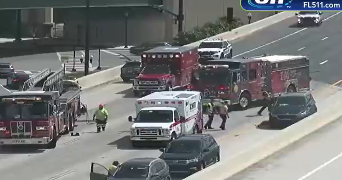 Crash shuts down I-4 lanes in Orlando
