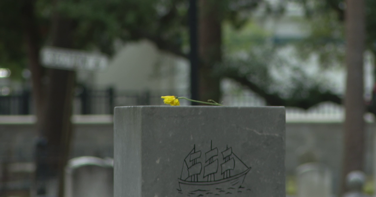 Volunteers help preserve Tampa history at Oaklawn Cemetery ahead of Memorial Day