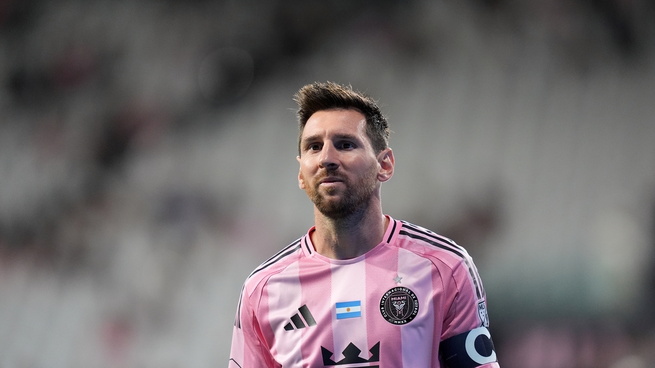 Messi leaves midway through second half, grabs at leg, Inter Miami rallies past Union 6-4