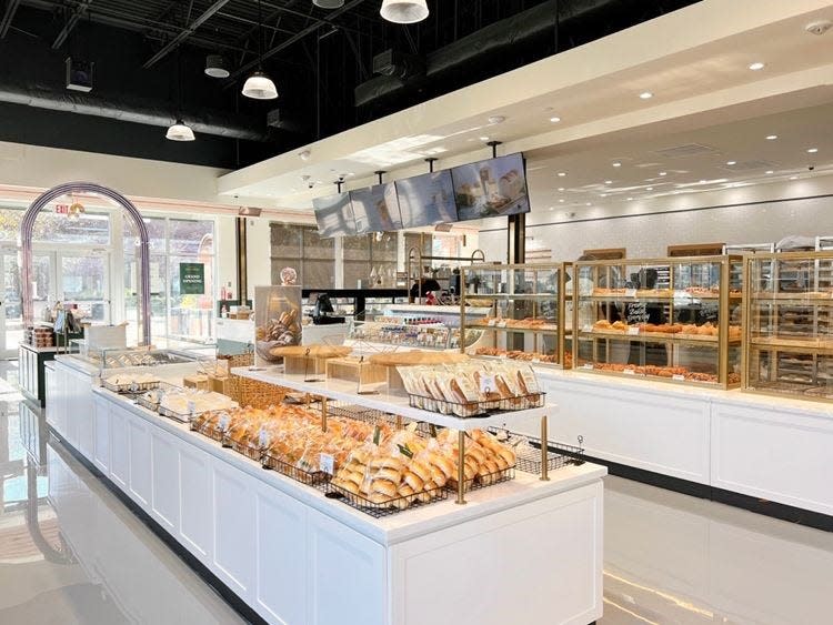 Tous les Jours, an artisan French-Asian bakery cafe from franchise co-owners Stefani Go and Andy Yang, is preparing to open at 9810 Baymeadows Road No. 6 in Baymeadows Village restaurant and retail center on Jacksonville's Southside. It is the chain's first standalone, brick-and-mortar cafe in Jacksonville.