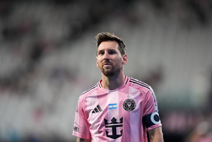Messi leaves midway through second half, grabs at leg, Inter Miami rallies past Union 6-4