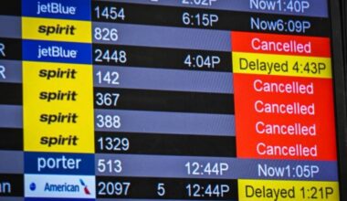 Spirit collapses, rivals rush to rescue stranded passengers