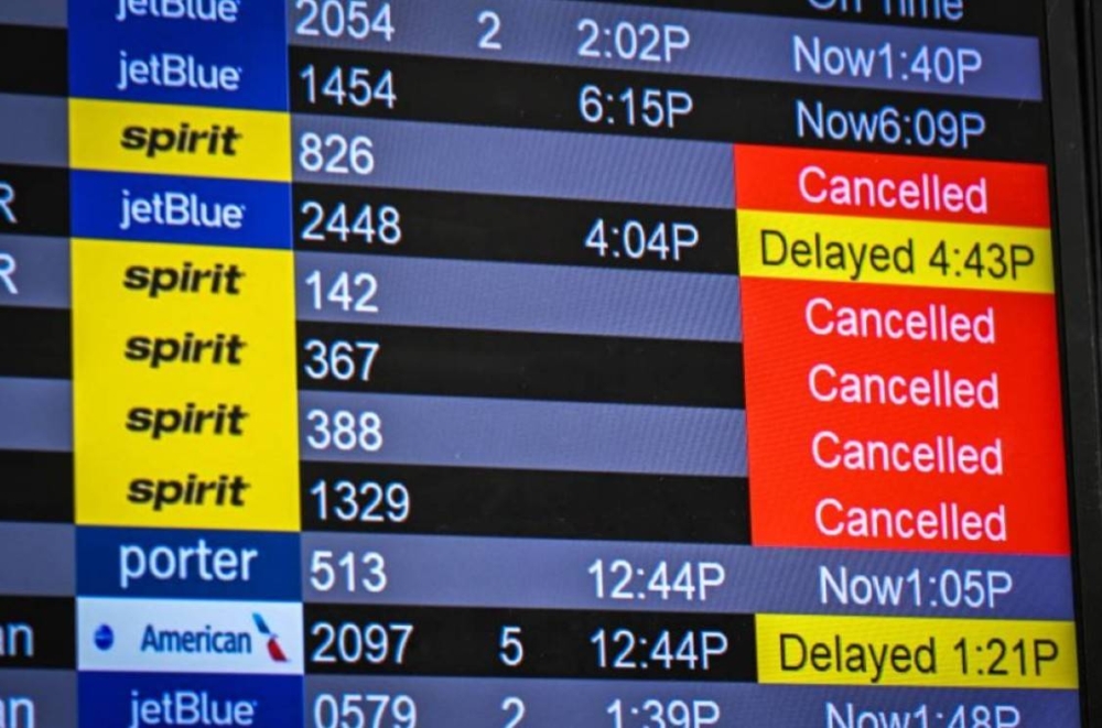 Spirit collapses, rivals rush to rescue stranded passengers