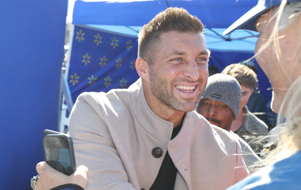 Florida legend Tim Tebow sends message to Morgan Wallen after the country singer refused to do the Gator chomp
