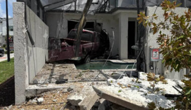1 injured after vehicle crashes into Orlando home, officials say