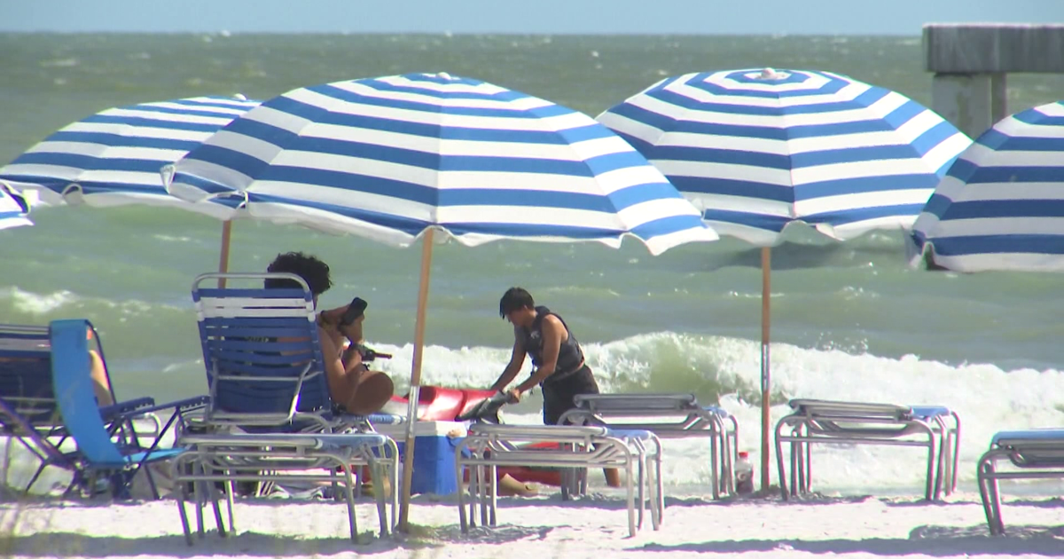 Memorial Day crowds pack Fort Myers Beach despite scorching 102°F sand | Lee County