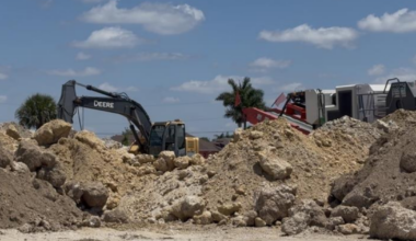 Gator Circle North neighbors fed up with dust from nearby construction | WINK Listens