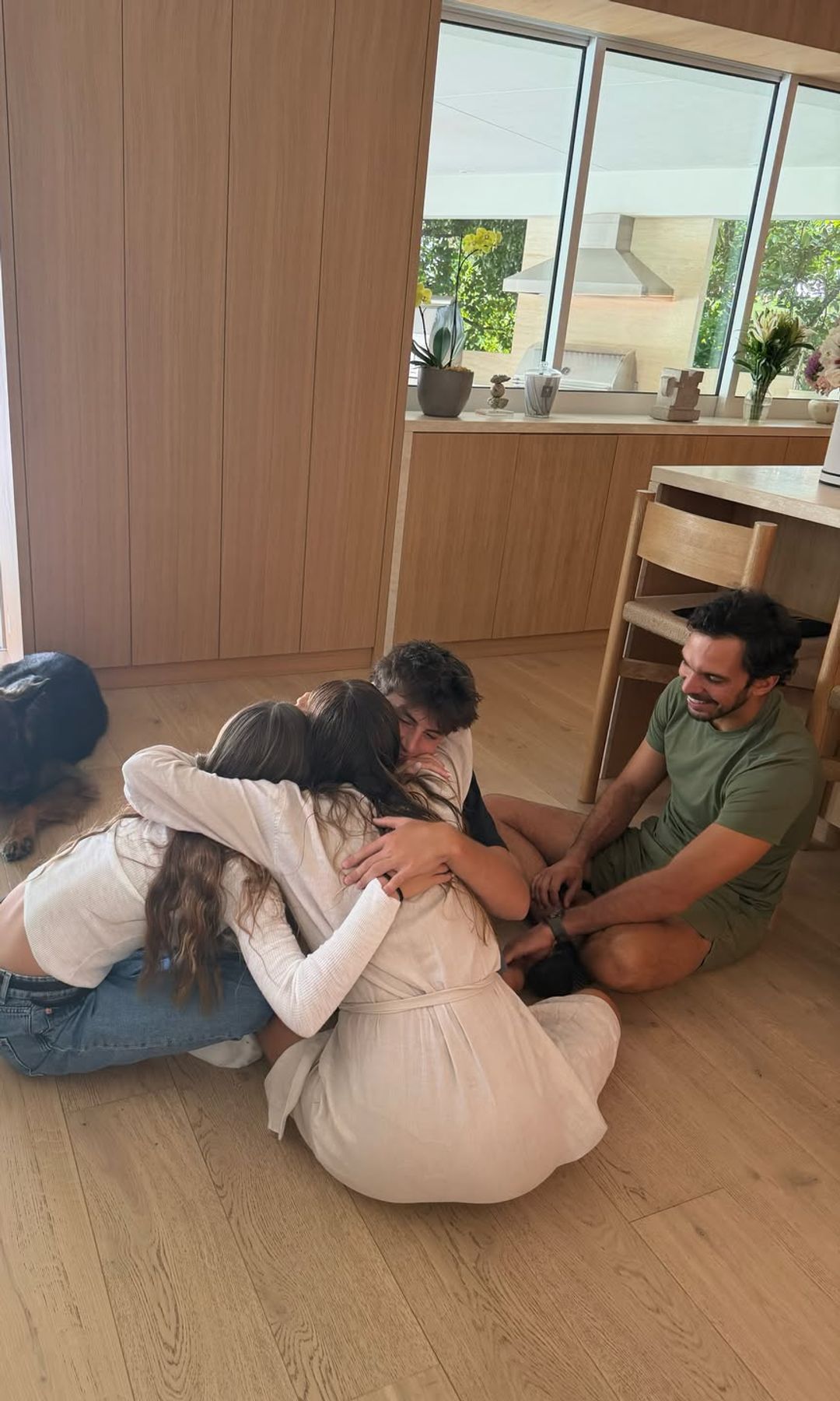 Valente made a brief appearance on her post, looking at Bundchen and her kids as he laughed