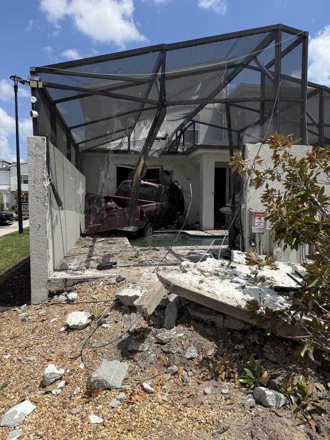 Truck crashes into home in Orlando Truck crashes into home in Orlando