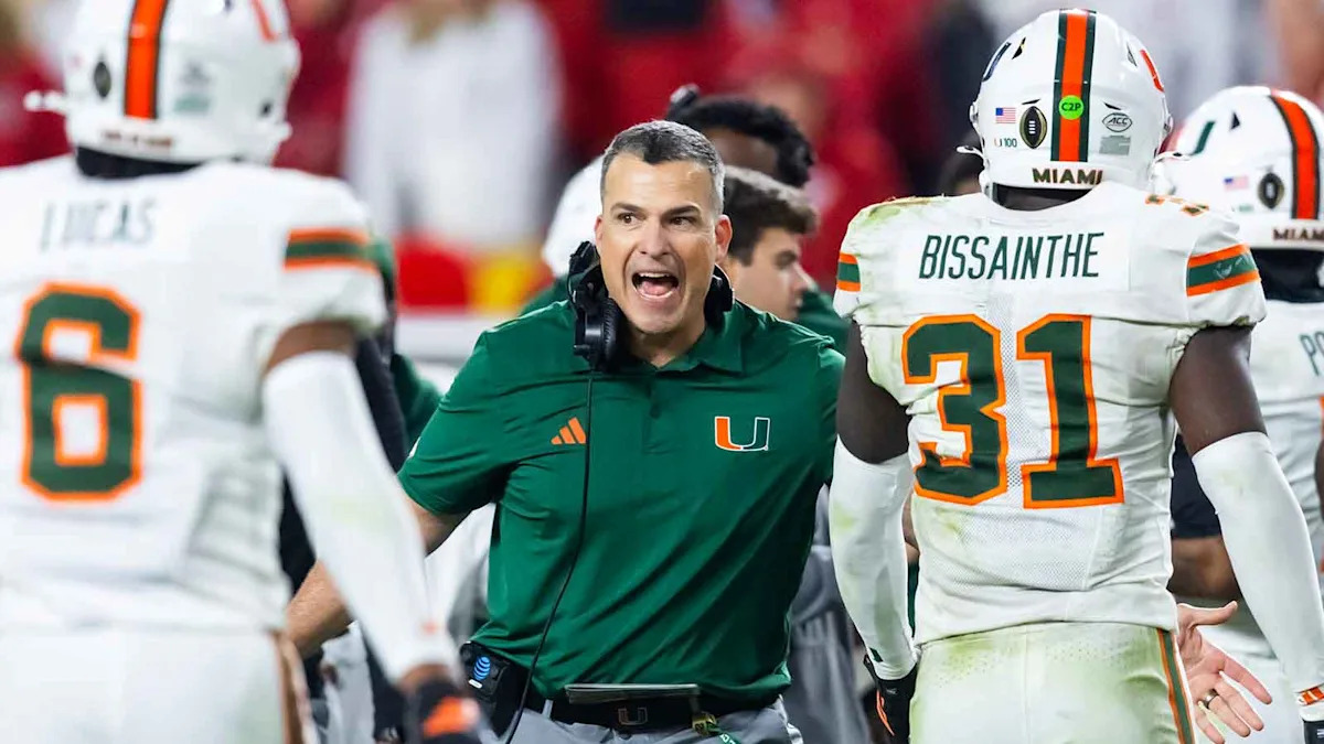 Miami promotes 2 defensive assistants