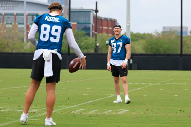 Jacksonville Jaguars tight end Tanner Koziol (89) and tight end Nate Boerkircher (87) toss the ball during rookie minicamp at the Miller Electric Center, Saturday, May 9, 2026 in Jacksonville, Fla. Today was the second of a three day camp concluding Sunday.