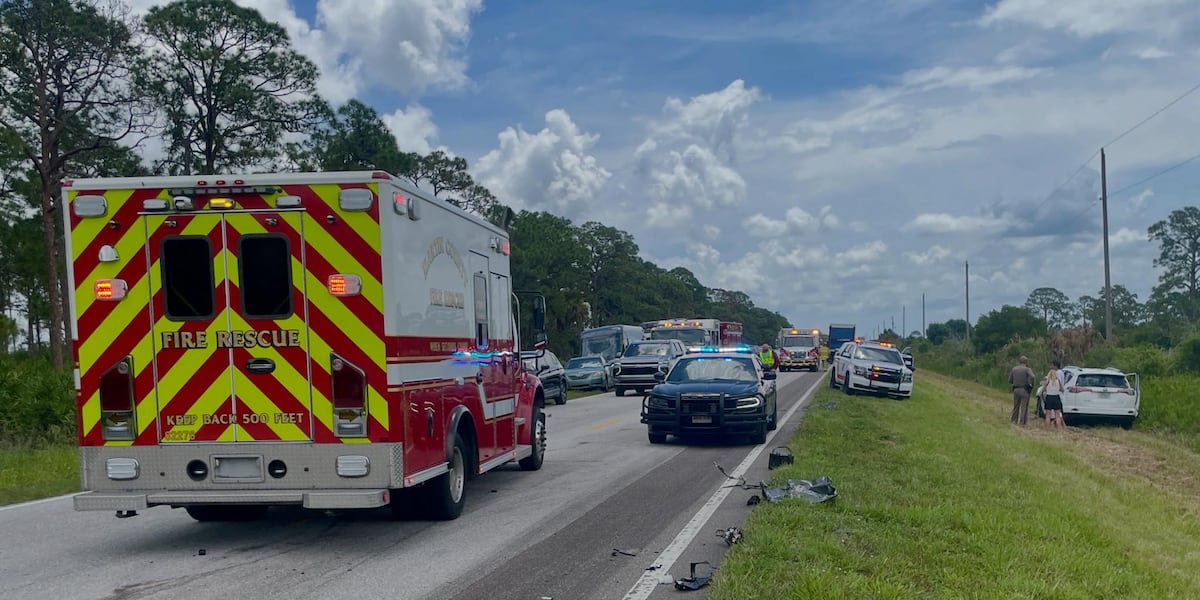 Multi-vehicle crash closes roads in Palm City, 2 hospitalized with traumatic injuries