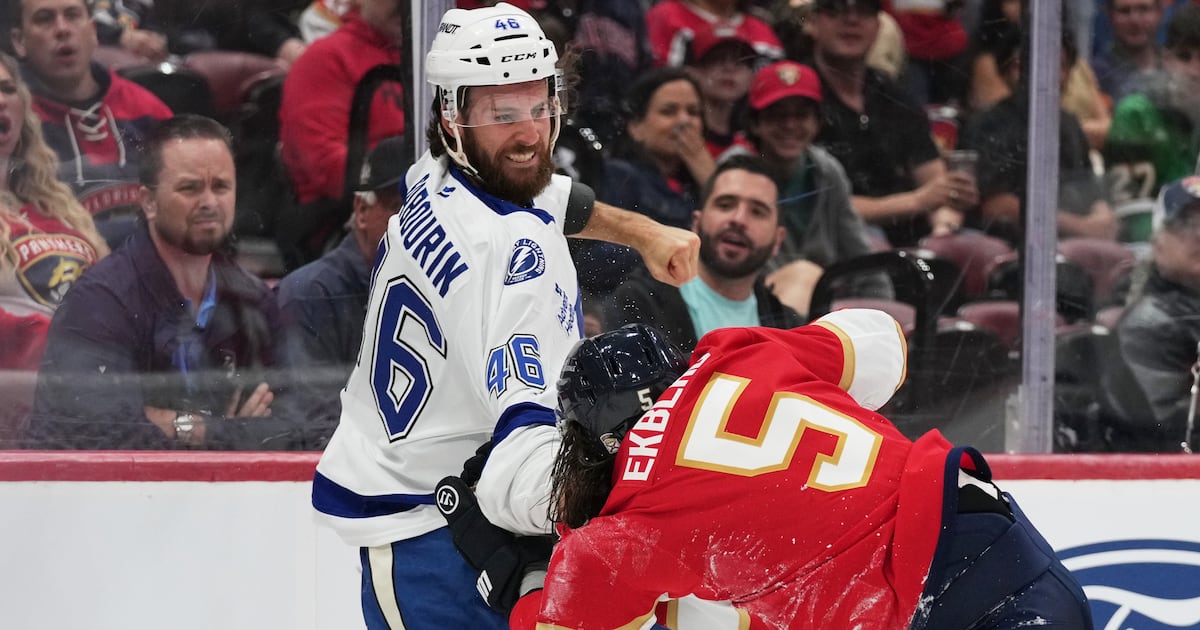 Tampa Bay Lightning extend Scott Sabourin on one-year, two-way deal
