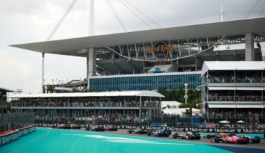 MIAMI, FLORIDA - MAY 04: Max Verstappen of the Netherlands driving the (1) Oracle Red Bull Racing RB21 leads Lando Norris of Great Britain driving the (4) McLaren MCL39 Mercedes Andrea Kimi Antonelli of Italy driving the (12) Mercedes AMG Petronas F1 Team W16 Oscar Piastri of Australia driving the (81) McLaren MCL39 Mercedes and the rest of the field at the start during the F1 Grand Prix of Miami at Miami International Autodrome on May 04, 2025 in Miami, Florida. (Photo by Hector Vivas/Getty Images)