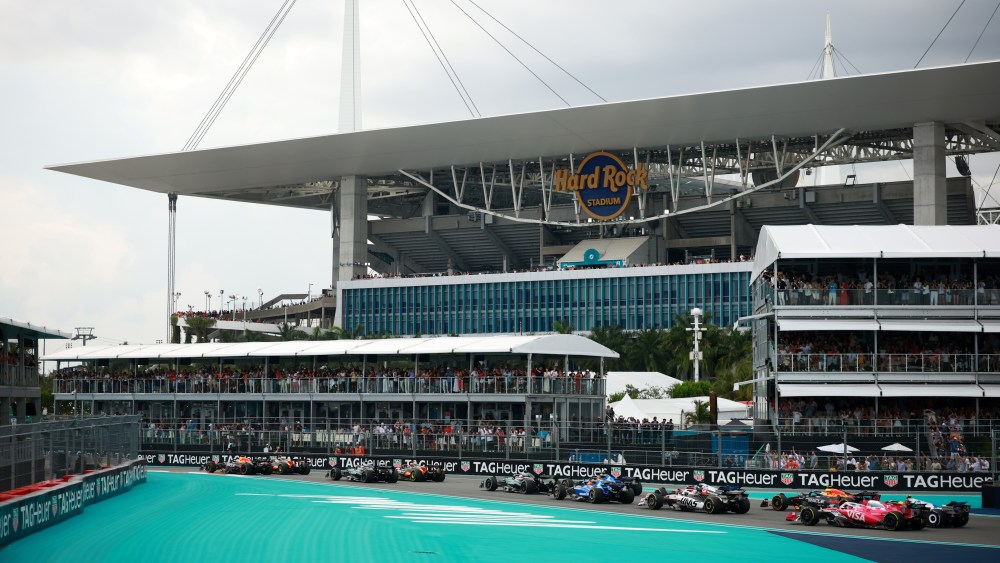 MIAMI, FLORIDA - MAY 04: Max Verstappen of the Netherlands driving the (1) Oracle Red Bull Racing RB21 leads Lando Norris of Great Britain driving the (4) McLaren MCL39 Mercedes Andrea Kimi Antonelli of Italy driving the (12) Mercedes AMG Petronas F1 Team W16 Oscar Piastri of Australia driving the (81) McLaren MCL39 Mercedes and the rest of the field at the start during the F1 Grand Prix of Miami at Miami International Autodrome on May 04, 2025 in Miami, Florida. (Photo by Hector Vivas/Getty Images)
