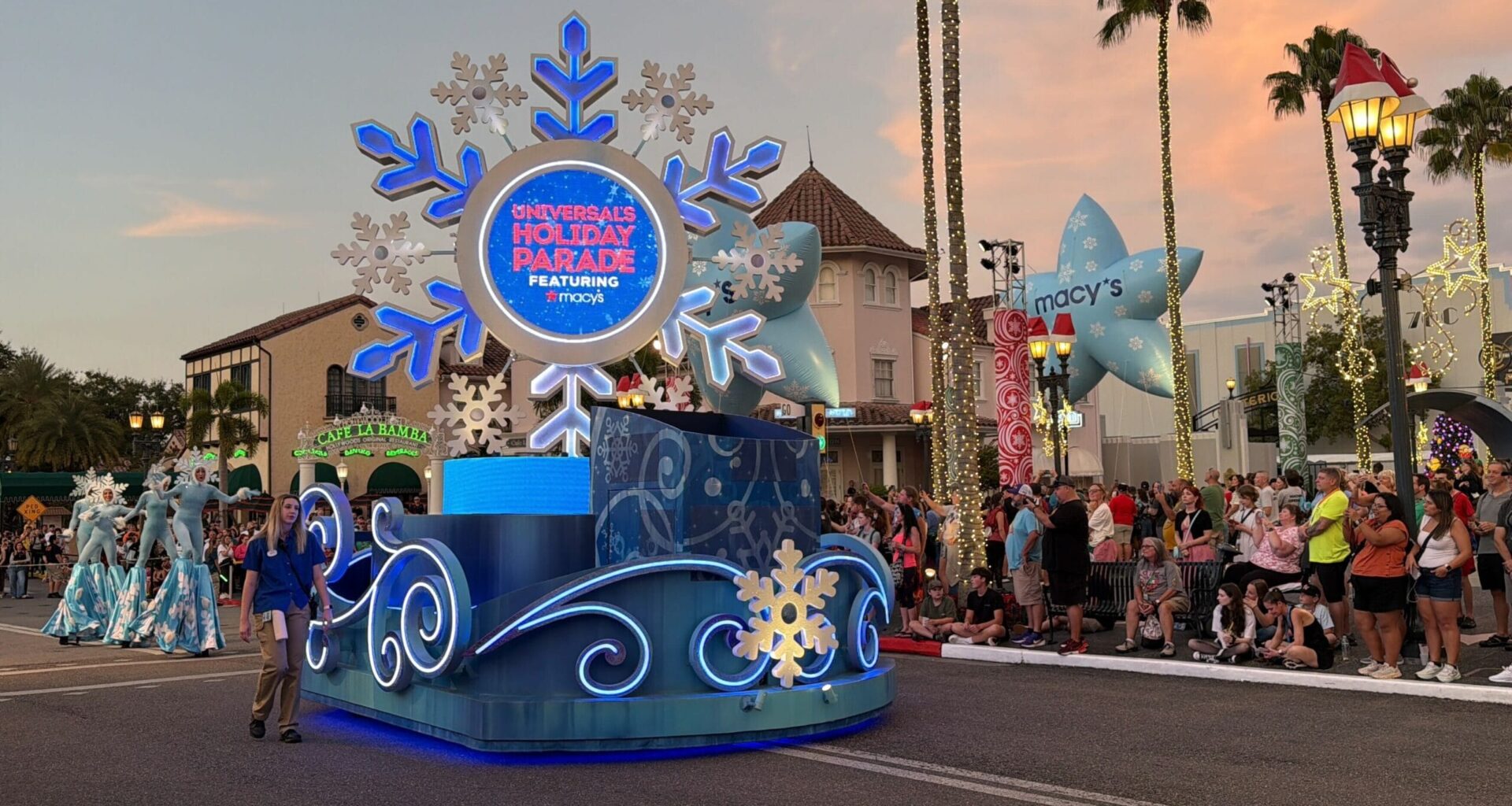 Universal Orlando Seeking Performers for Holiday Parade
