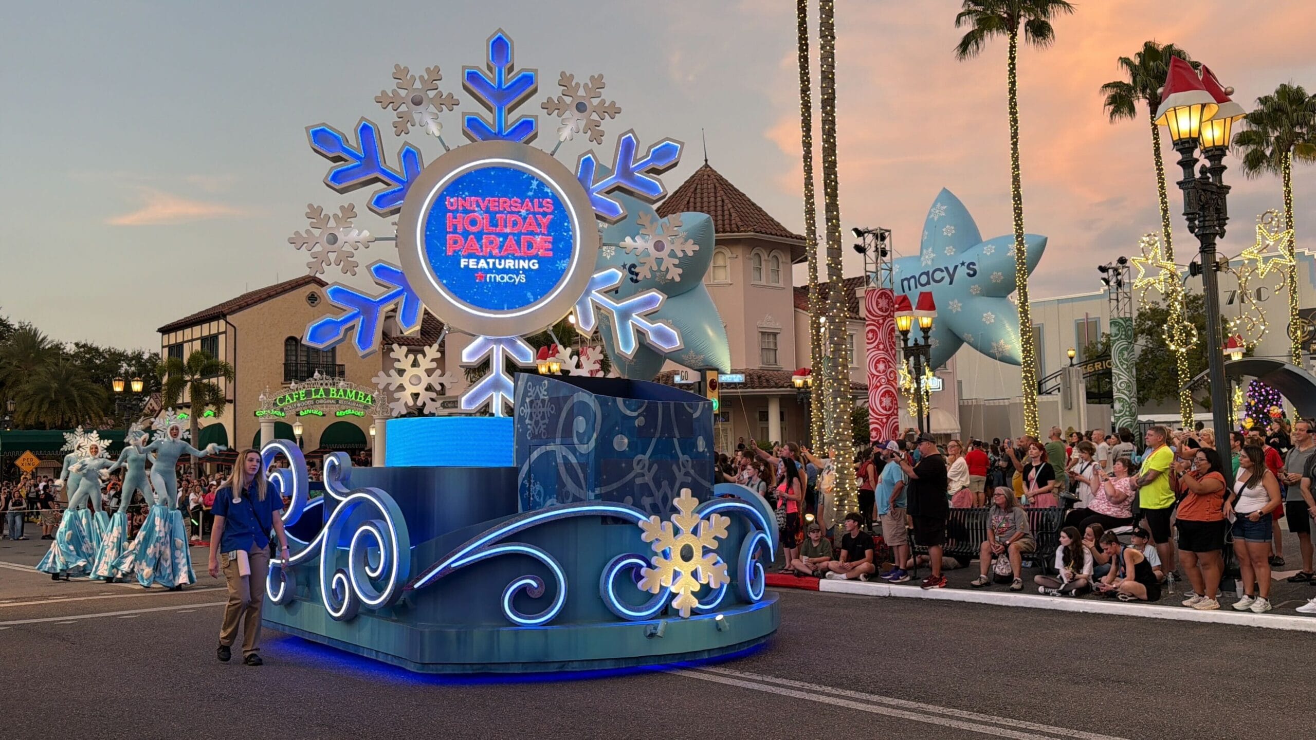 Universal Orlando Seeking Performers for Holiday Parade