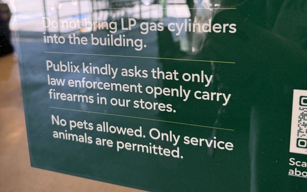 A sign at a Publix in Miami Beach says the grocery chain "kindly asks that only law enforcement openly carry firearms in our stores." (Angie DiMichele/South Florida Sun Sentinel)