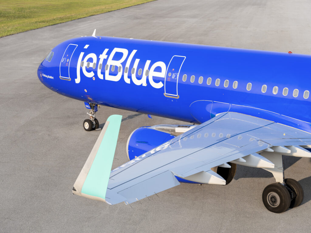 A JetBlue A321 enters the runway.